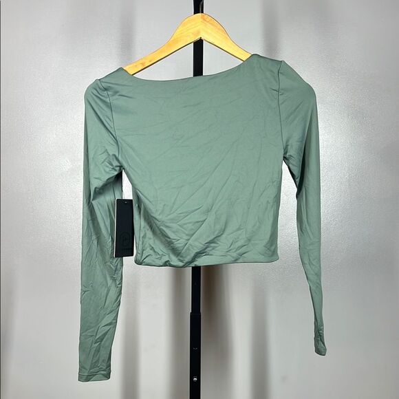 90 Degree By Reflex Green Fitted Crop Blouse - Picture 2 of 5